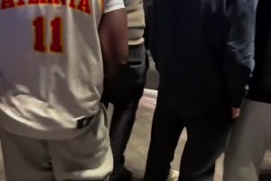 激活底层代码？老鹰球迷穿特雷-杨球衣在尼克斯球馆外庆祝