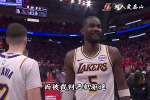 量身定做的嘛？伊丽莎白·坎贝奇的身高进电梯刚刚好...