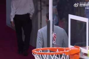 郭艾伦解说时打趣杜锋：杜指导走了，生气了，走道儿都是横着走的