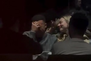姆总害羞了！姆巴佩和女友甜蜜秀恩爱，眼里只有对方