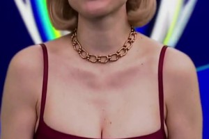 低配斯嘉丽！欧冠美女主播米罗斯拉娃手术后回归转播了