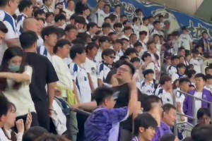 山海相邻！实拍：天津球迷“借用”国安球迷口号给津门虎加油助威