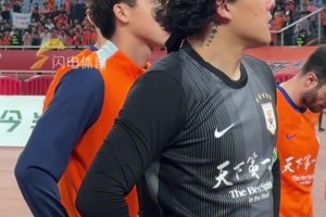 山东泰山主场战平青岛西海岸，赛后谢场全队难掩失落