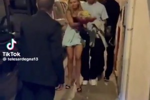 不怕摄像头！姆巴佩给女友送了玫瑰花，还带着女友漫步街头