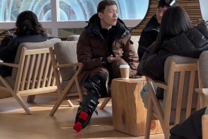 网友三月份在偶遇张康阳，张公子在万科松花湖滑雪