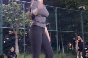 又美又能打！野球场肘姐的球场魅力应该不低吧