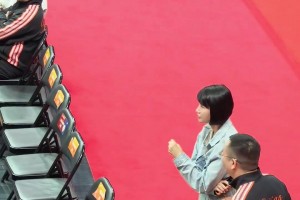 气质拉满！cba最美总经理伍佰兰一出场就是焦点