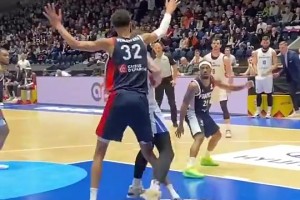 身体确实长壮了很多！文班没进NBA之前，篮下对抗非常吃亏！