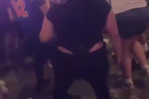 男女齐上阵互殴！尼克斯赢球之后 球场外面球迷打起来了