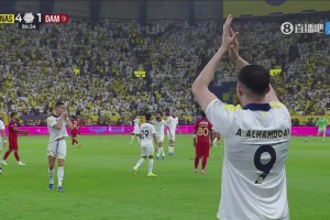 梅开二度建功！C罗被换下亲吻队徽！享受球迷欢呼！
