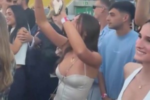 和女友看演唱会时的佩德里，网友：他是她的男朋友还是保镖？