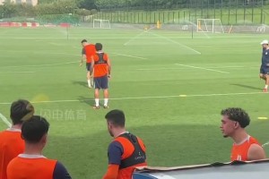 山东泰山明晚对阵武汉三镇，赛前训练瓦科偷袭克雷桑