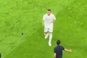 矛盾化解？球迷实拍：姆巴佩进球后与阿韦洛亚握手并拥抱
